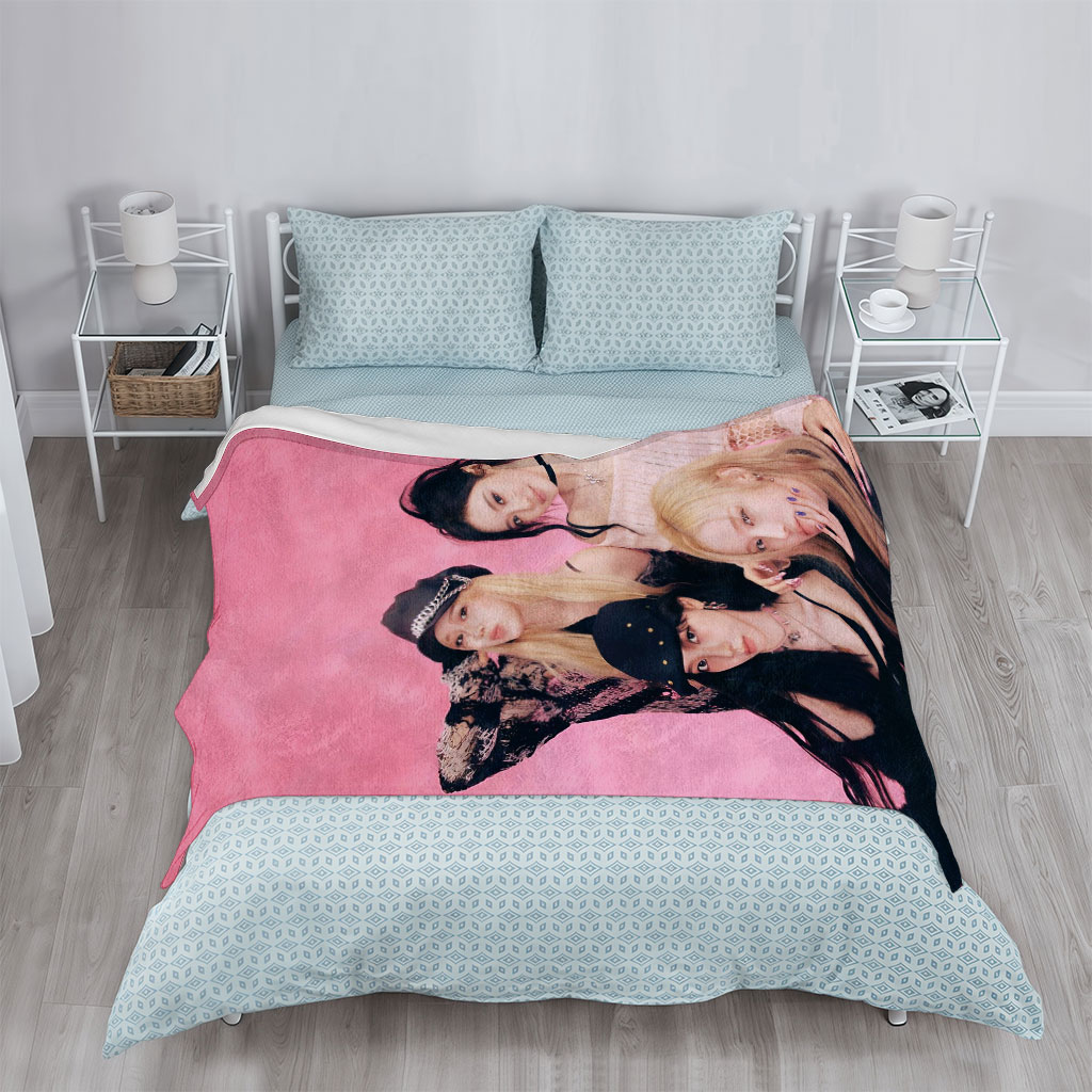 aespa Group Photo on Pink Background with Fashionable Outfits and Stylish Poses - Blankets