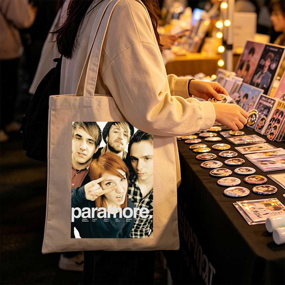 Paramore Band Members in Close-Up Group Photo with Hayley Williams Making a Peace Sign - Canvas tote bags