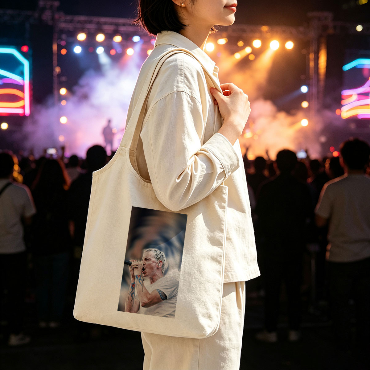 Blink-182 Lead Singer Performing with Microphone and Tattooed Arms - Canvas shoulder bags/