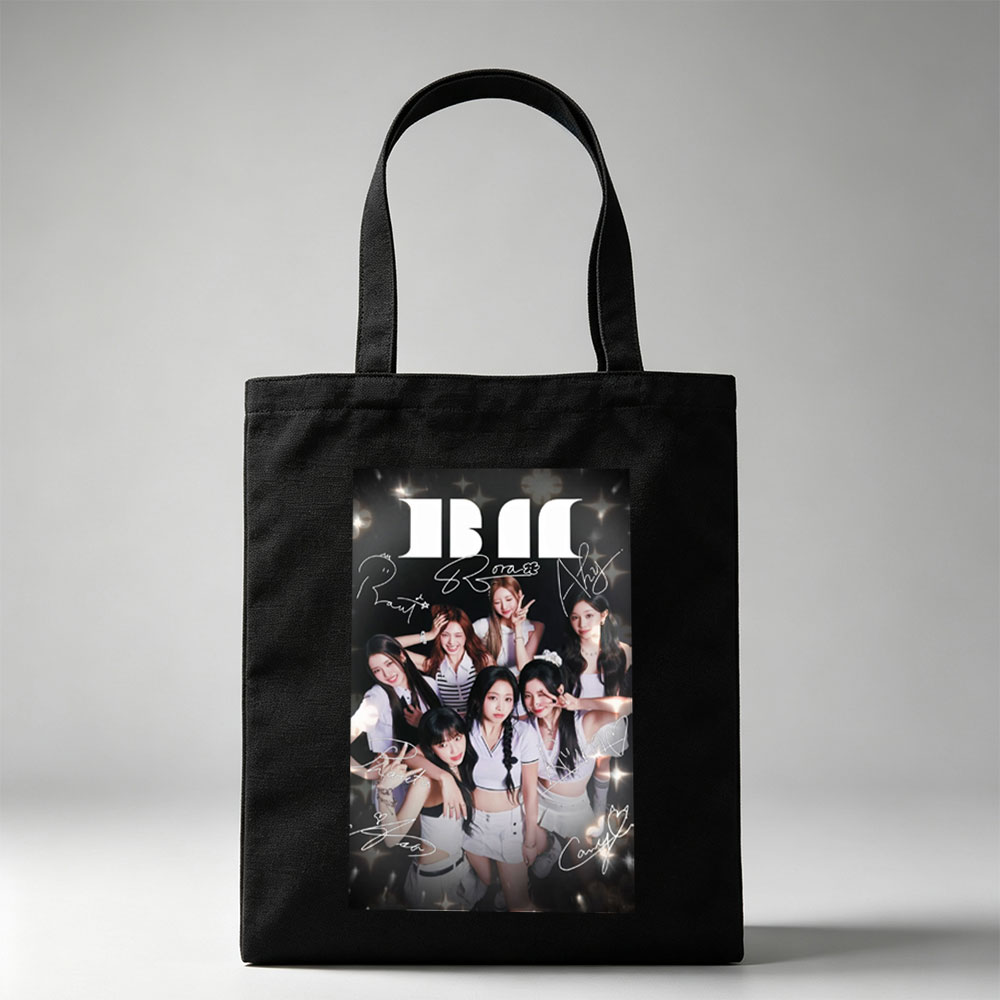 BABYMONSTER Group Photo with Members in Coordinated Outfits and Signatures on a Sparkling Background - Canvas tote bags