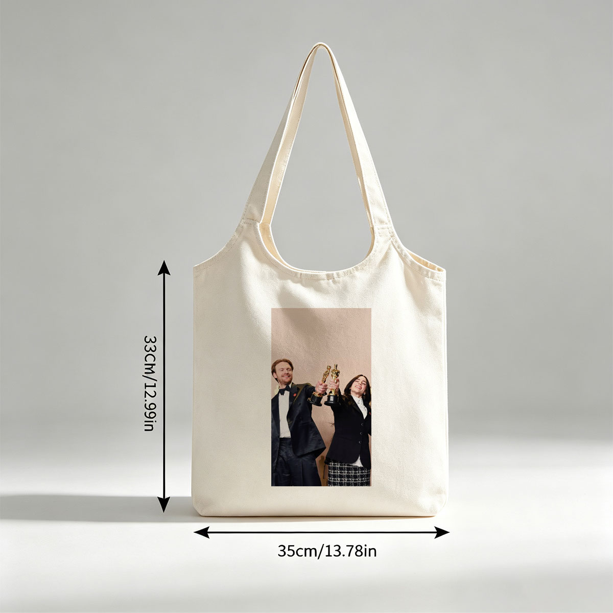 Emma Stone and Damien Chazelle Holding Oscars at the Academy Awards Ceremony - Canvas shoulder bags/
