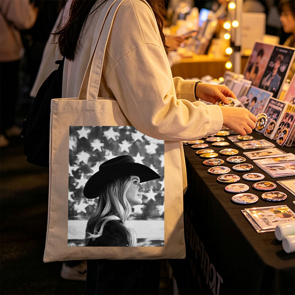 Carrie Underwood in Cowboy Hat with American Flag Background – Black and White Portrait - Canvas tote bags