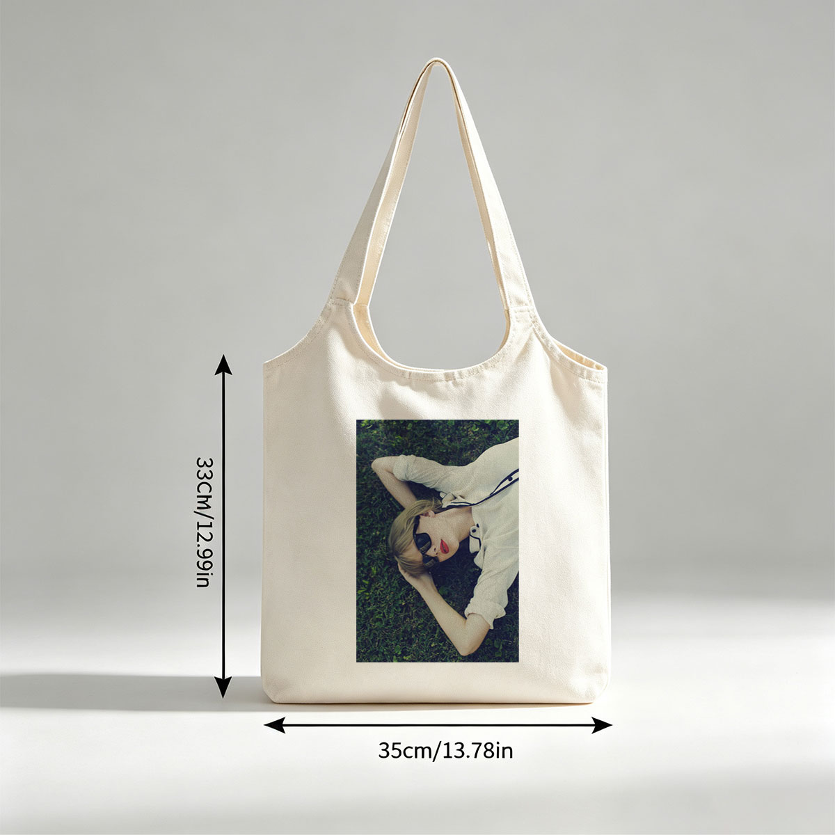 Taylor Swift Lying on Grass Wearing Sunglasses and Red Lipstick - Canvas shoulder bags/