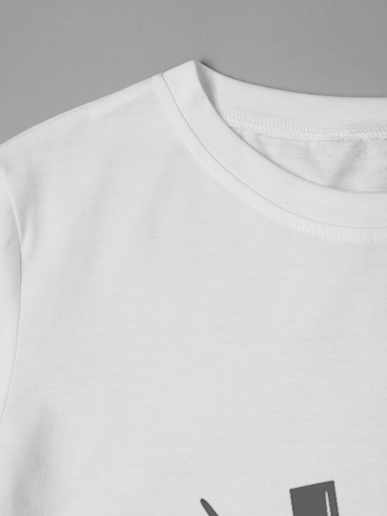 Men's Printed T-Shirt Hair Stylist Scissors & Tools Graphic Casual Round Neck Summer Lightweight Breathable Short Sleeve T-Shirt for Barbers Salon Workers and Hair Care Enthusiasts