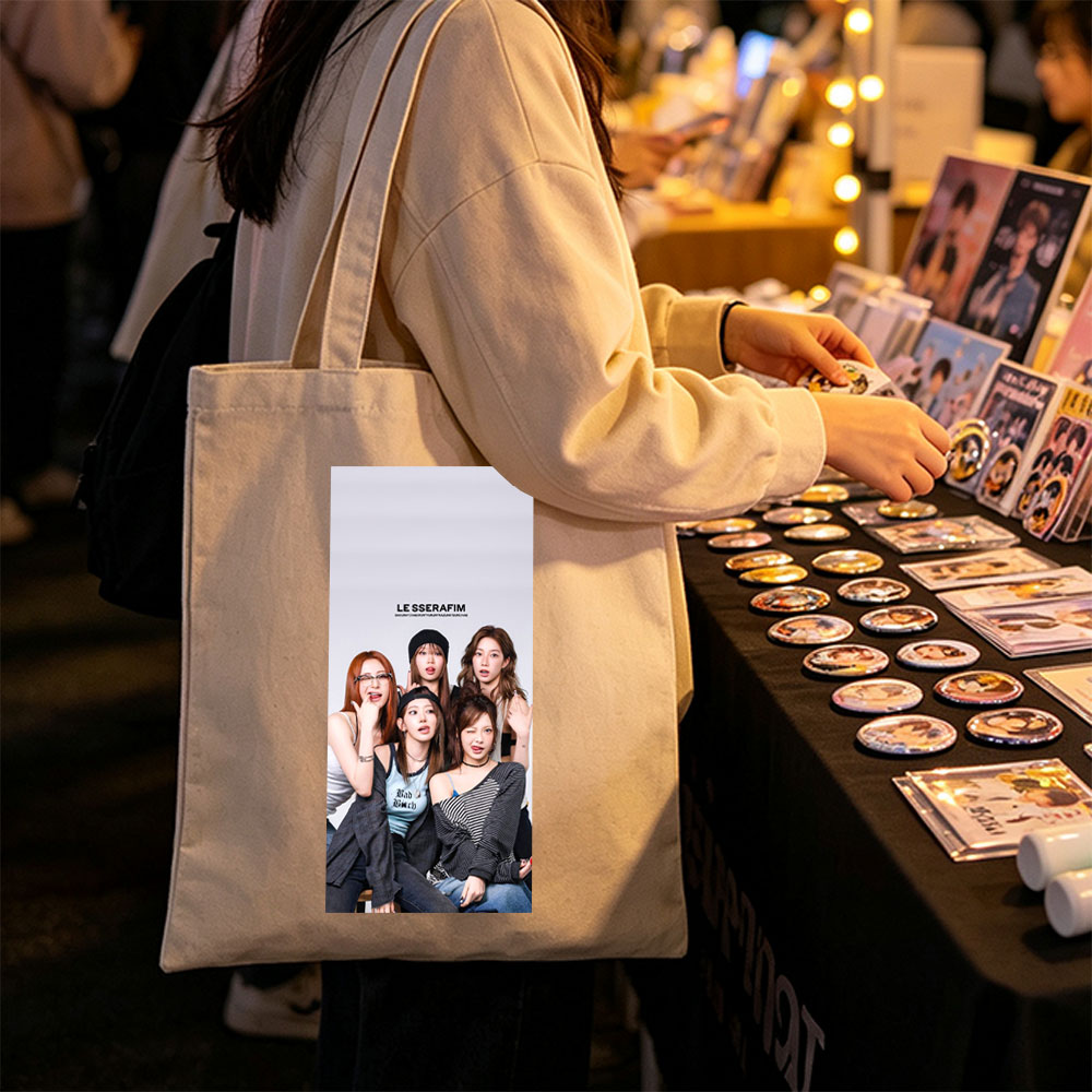 LE SSERAFIM Group Photo with Members in Casual Outfits and Playful Poses - Canvas tote bags