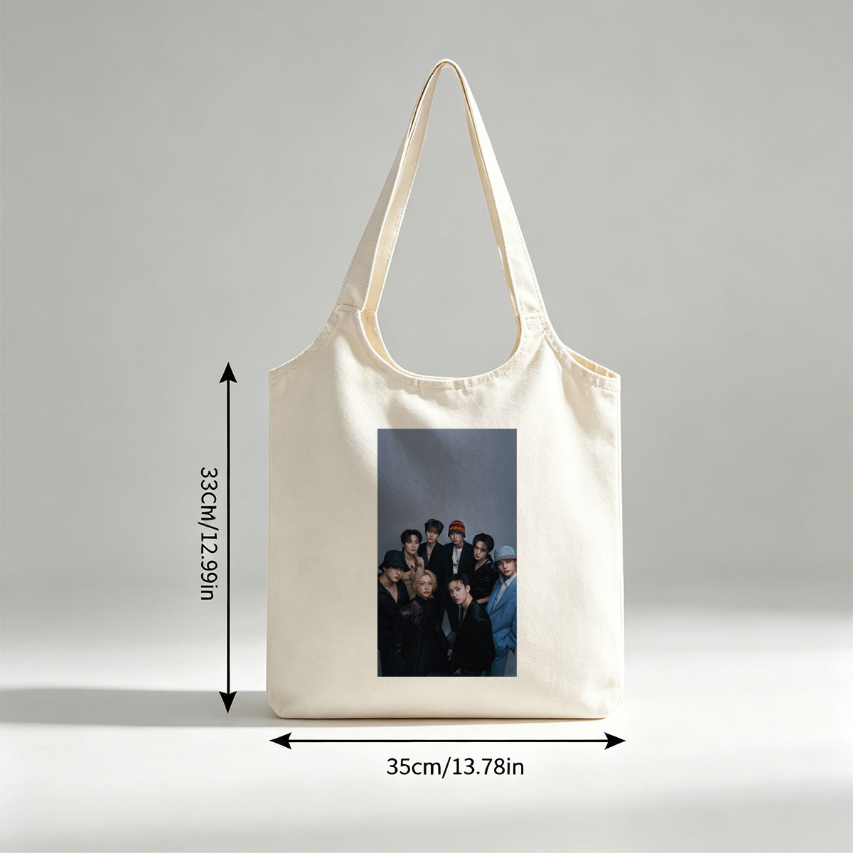 Stray Kids Group Photo - Seven Members in Stylish Outfits Against a Gray Background - Canvas shoulder bags/