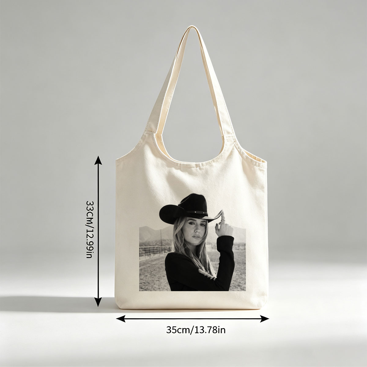 Maren Morris in Cowboy Hat Outdoors Black and White Portrait - Canvas shoulder bags/