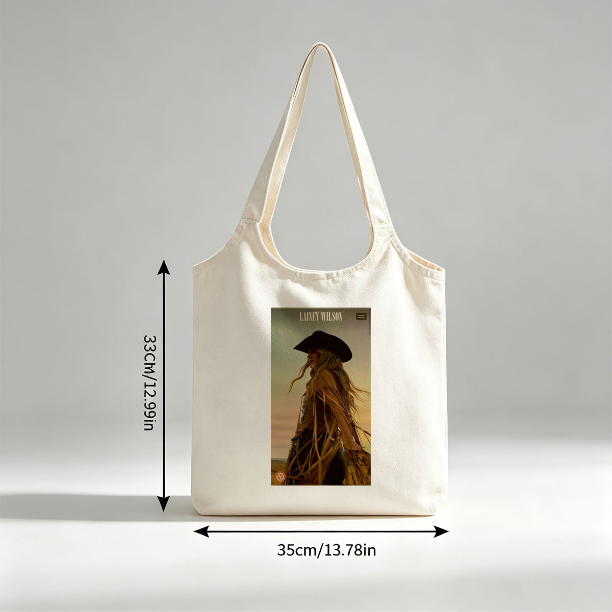 Lainey Wilson in a Cowboy Outfit Standing in a Field at Sunset - Canvas shoulder bags/