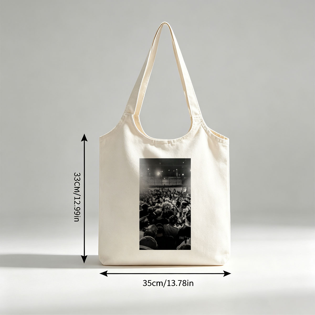 Billie Eilish Live Concert Crowd Shot in Black and White - Canvas shoulder bags/